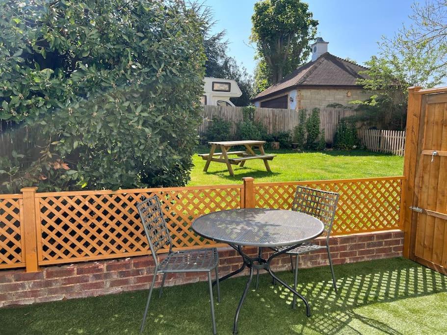 Cosy Coach House Garden Apartment By The Sea, Own Entrance Door, Garden Terrace With Exclusive Rear Door Access & Free Reserved Parking Space Only 2 Mtrs From Your Apt Door! Early Checkin From 3Pm And Late Check Out Till 11Am Available! Broadstairs Εξωτερικό φωτογραφία