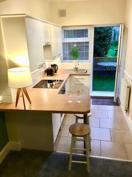 Cosy Coach House Garden Apartment By The Sea, Own Entrance Door, Garden Terrace With Exclusive Rear Door Access & Free Reserved Parking Space Only 2 Mtrs From Your Apt Door! Early Checkin From 3Pm And Late Check Out Till 11Am Available! Broadstairs Εξωτερικό φωτογραφία