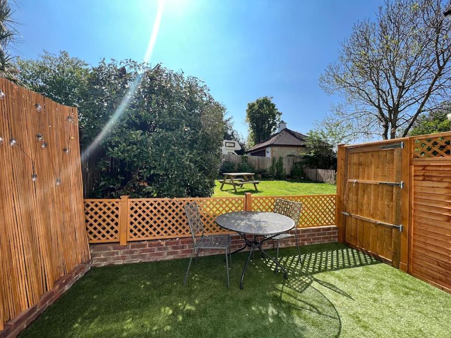 Cosy Coach House Garden Apartment By The Sea, Own Entrance Door, Garden Terrace With Exclusive Rear Door Access & Free Reserved Parking Space Only 2 Mtrs From Your Apt Door! Early Checkin From 3Pm And Late Check Out Till 11Am Available! Broadstairs Εξωτερικό φωτογραφία