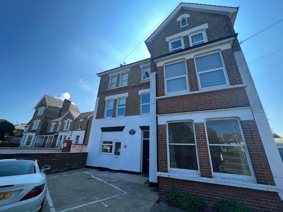 Cosy Coach House Garden Apartment By The Sea, Own Entrance Door, Garden Terrace With Exclusive Rear Door Access & Free Reserved Parking Space Only 2 Mtrs From Your Apt Door! Early Checkin From 3Pm And Late Check Out Till 11Am Available! Broadstairs Εξωτερικό φωτογραφία