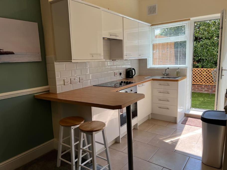 Cosy Coach House Garden Apartment By The Sea, Own Entrance Door, Garden Terrace With Exclusive Rear Door Access & Free Reserved Parking Space Only 2 Mtrs From Your Apt Door! Early Checkin From 3Pm And Late Check Out Till 11Am Available! Broadstairs Εξωτερικό φωτογραφία