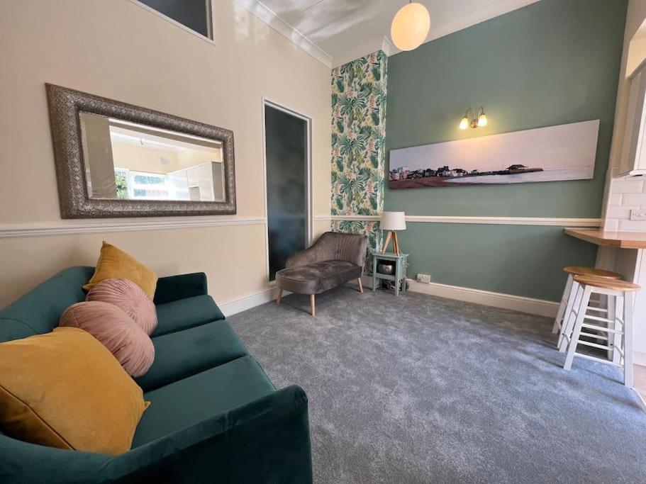 Cosy Coach House Garden Apartment By The Sea, Own Entrance Door, Garden Terrace With Exclusive Rear Door Access & Free Reserved Parking Space Only 2 Mtrs From Your Apt Door! Early Checkin From 3Pm And Late Check Out Till 11Am Available! Broadstairs Εξωτερικό φωτογραφία