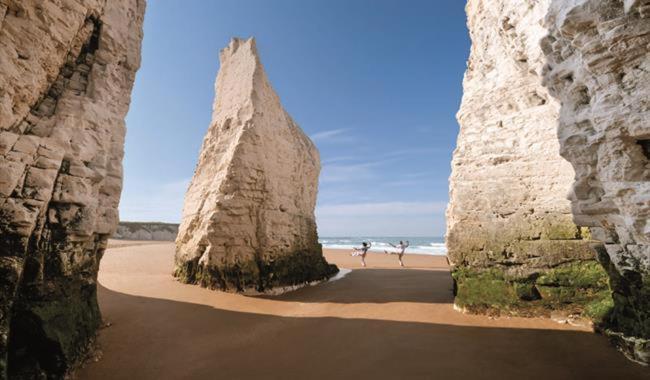 Cosy Coach House Garden Apartment By The Sea, Own Entrance Door, Garden Terrace With Exclusive Rear Door Access & Free Reserved Parking Space Only 2 Mtrs From Your Apt Door! Early Checkin From 3Pm And Late Check Out Till 11Am Available! Broadstairs Εξωτερικό φωτογραφία