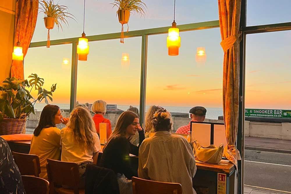 Cosy Coach House Garden Apartment By The Sea, Own Entrance Door, Garden Terrace With Exclusive Rear Door Access & Free Reserved Parking Space Only 2 Mtrs From Your Apt Door! Early Checkin From 3Pm And Late Check Out Till 11Am Available! Broadstairs Εξωτερικό φωτογραφία